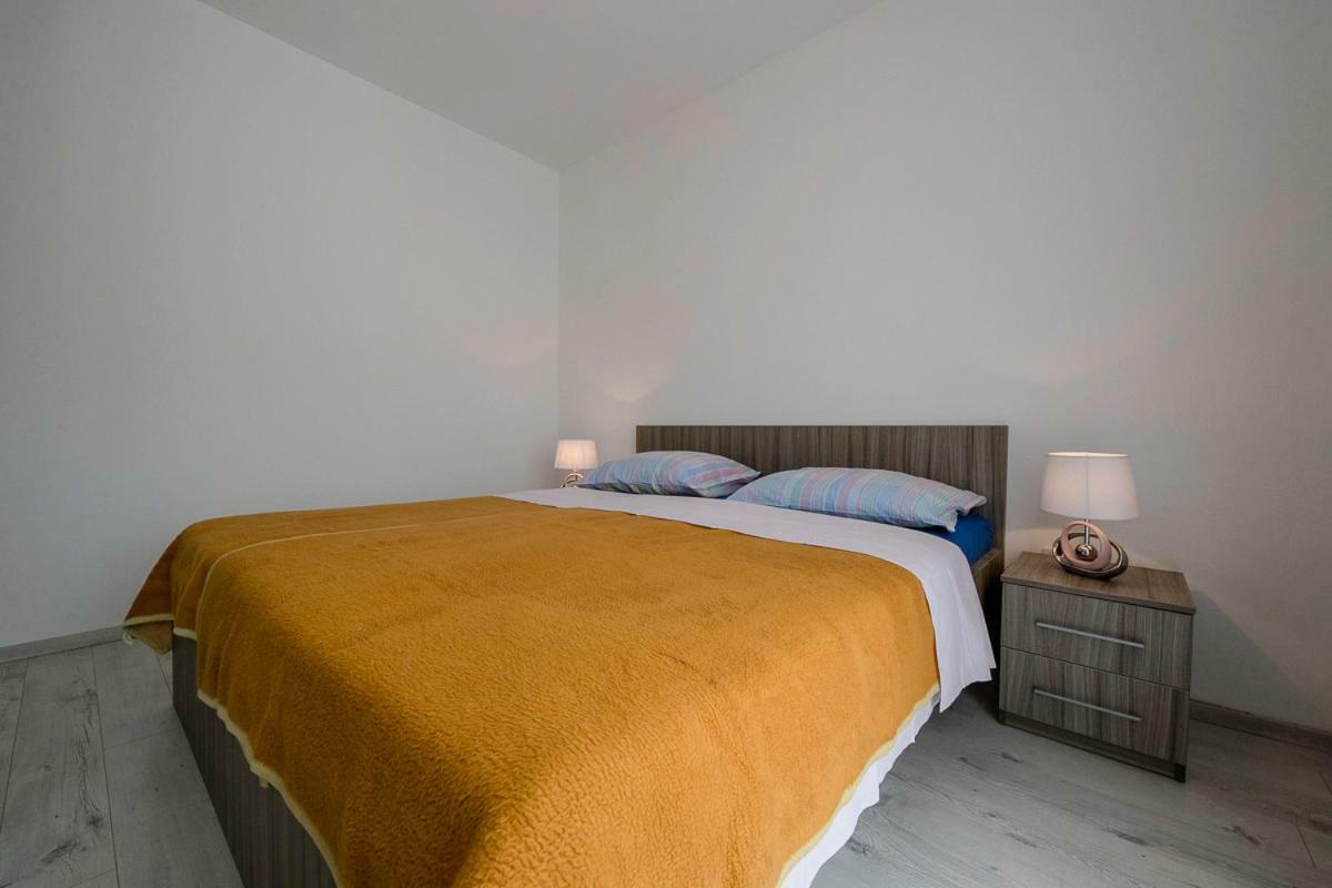 Apartman Jasmina Banjol Exterior photo